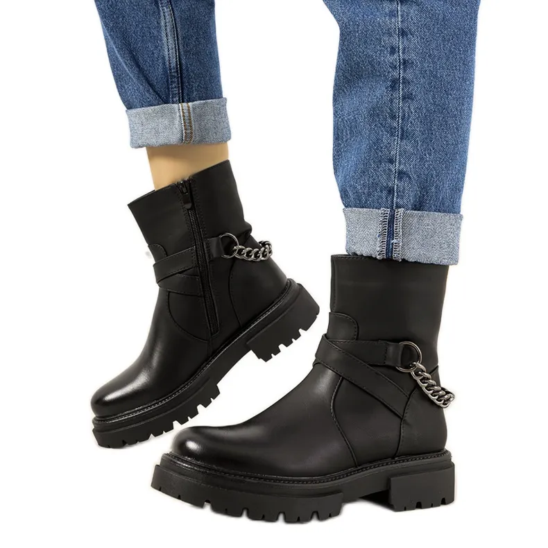 Black insulated boots with Porta chain