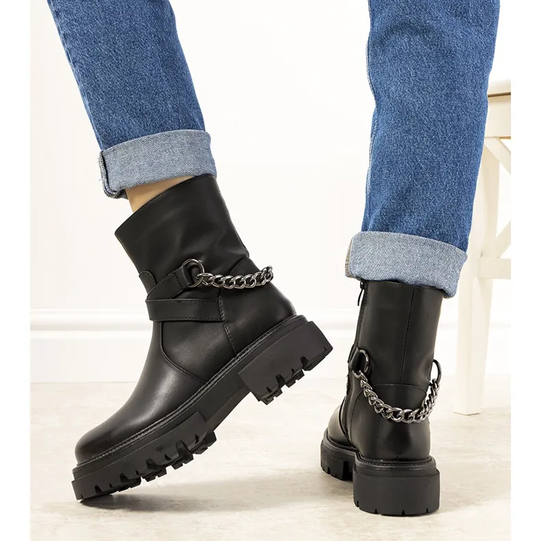 Black insulated boots with Porta chain